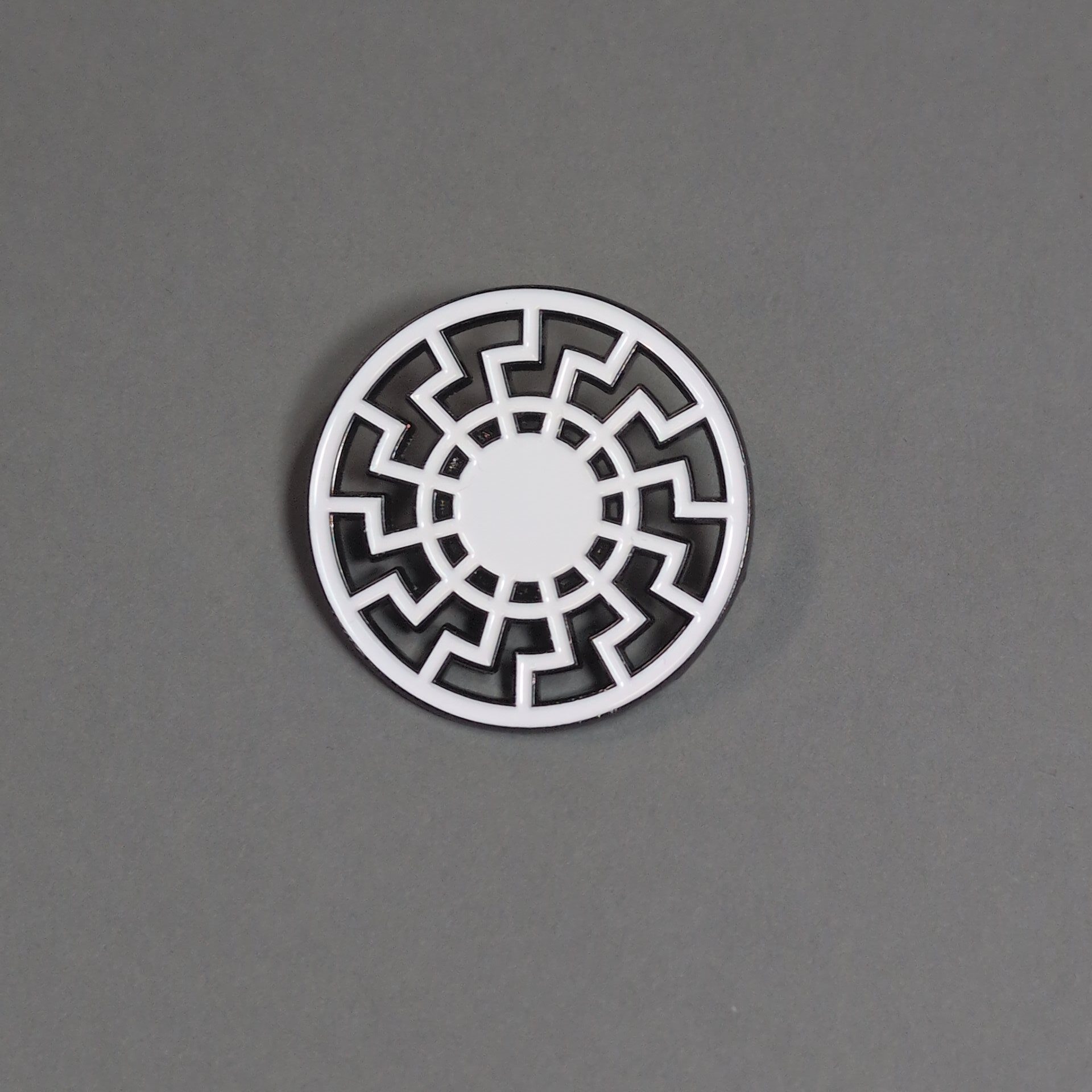 Sonnenrad • Pin